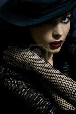 1931590-misteriosa-clave-bajo-el-retrato-de-la-hermosa-mujer-llena-de-glamour-en-el-sombrero-soft-centrado-a