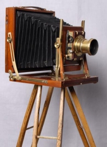 1900 Bulky view camera, like the one used by Atget.