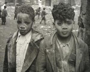 Helen Levitt, Two boys covered in white powder, ca. 1940